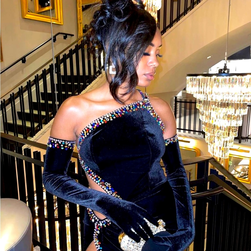 Perfect for a birthday or any event you want to turn heads.Gloves are included